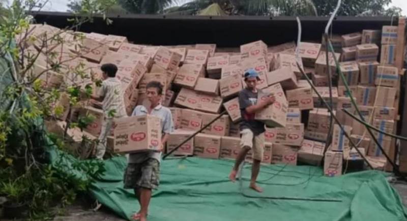 Melaju ke Kota Bengkulu, Truk Fuso Bermuatan Biskuit Terbalik di Bunga Mas