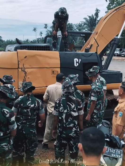 Anggota TNI AD  Latihan Menggunakan Alat Berat   Bersama Dinas PUPR Kota Bengkulu