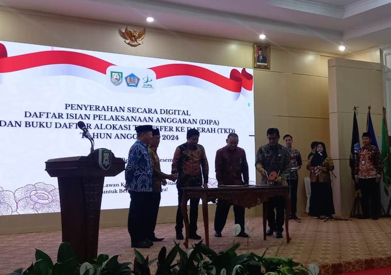 Gubernur Rohidin Mersyah Serahkan DIPA dan Daftar Alokasi TKD Provinsi Bengkulu Tahun 2024