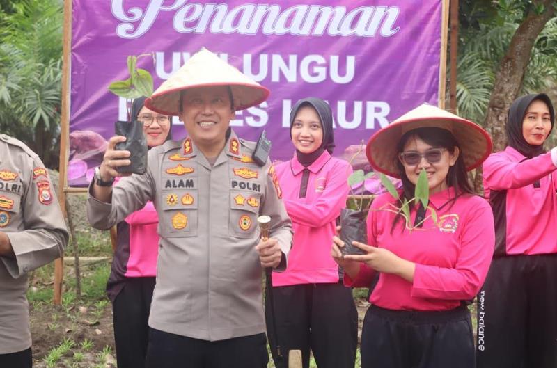 Jajaran Polres Kabupaten Kaur Tanam Bibit Uwi Ungu 