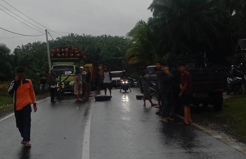 Tersulut Emosi, Warga Blokade Jalur Lintas Urai-Bintunan