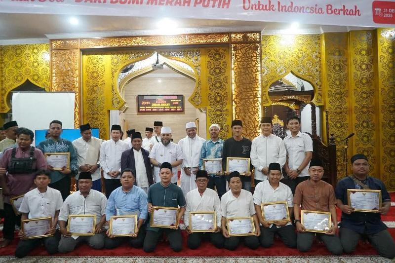 Saat Zikir dan Doa Bersama Akhir Tahun, Gubernur Helmi Hasan Bagi-Bagi Umrah Gratis untuk Warga Taat Pajak