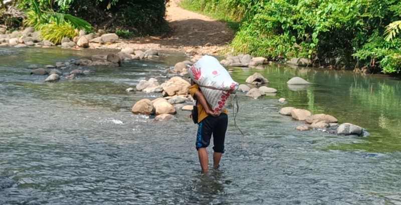 Menyebrang Sungai,  Inilah Desa Yang Terisolir Dipusat Ibukota Seluma  