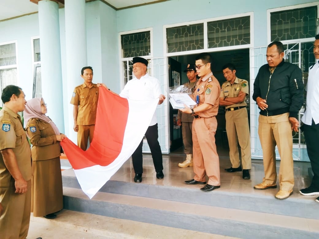 Ahmad Kanedi Anggota DPD RI Bagikan Bendera Merah Putih ke 9 Kecamatan di Kota Bengkulu