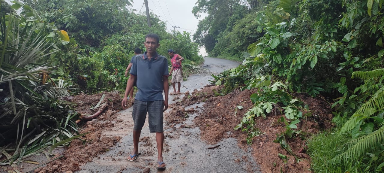 Curah Hujan Tinggi,  Longsor dan Banjir Terjadi di Desa Ulok Pandan Kaur