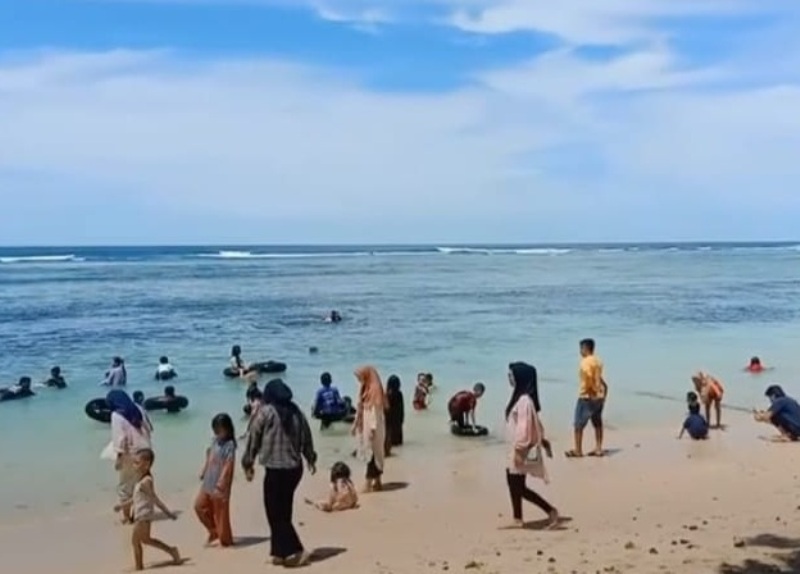 Senangnya Lihat Ikan Main di Karang, Objek Wisata Pantai Laguna Samudra   jadi Incaran Keluarga Saat Liburan