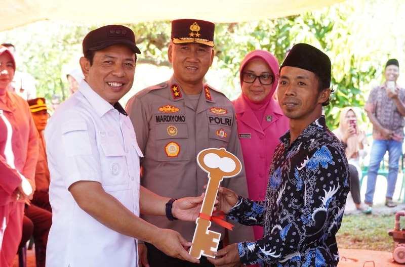 Kapolda dan Walikota Lakukan Peresmian Program Bedah Rumah