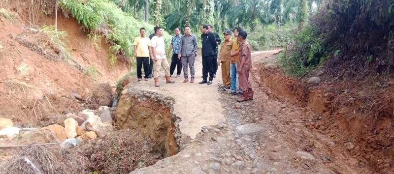 Setelah Dicek, Bupati Seluma Janji Akan Perbaiki Jalan Ambles  di Talang Rami