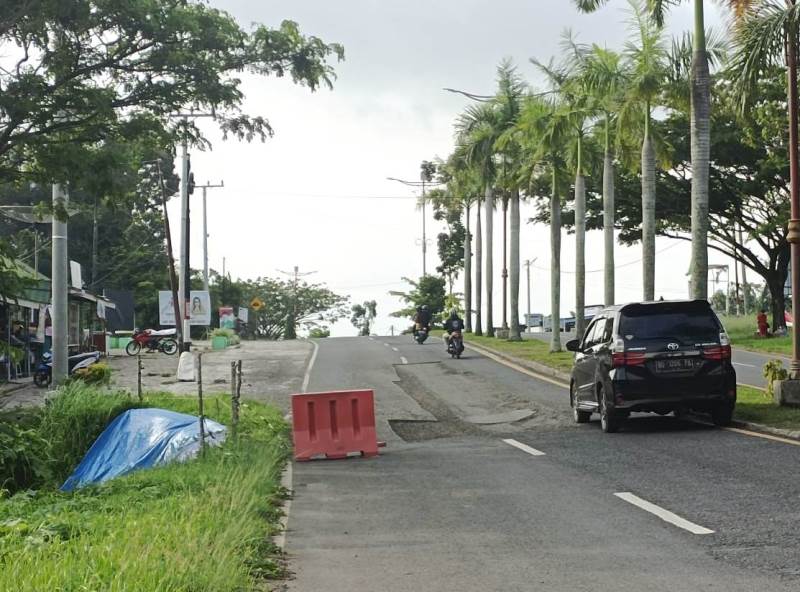 Jalan Ambles Depan Pusat Kuliner, Pengendara Diminta Tetap Waspada