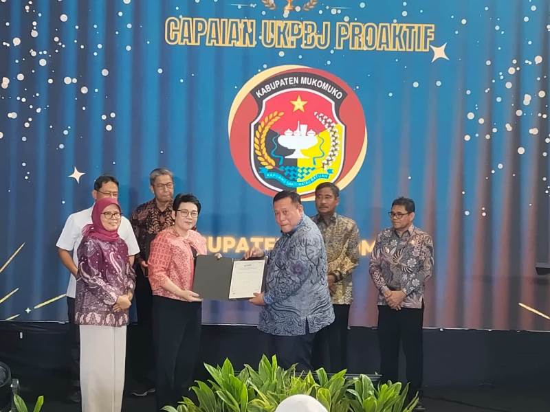 Bupati Mukomuko Terima Penghargaan UKPBJ Proaktif