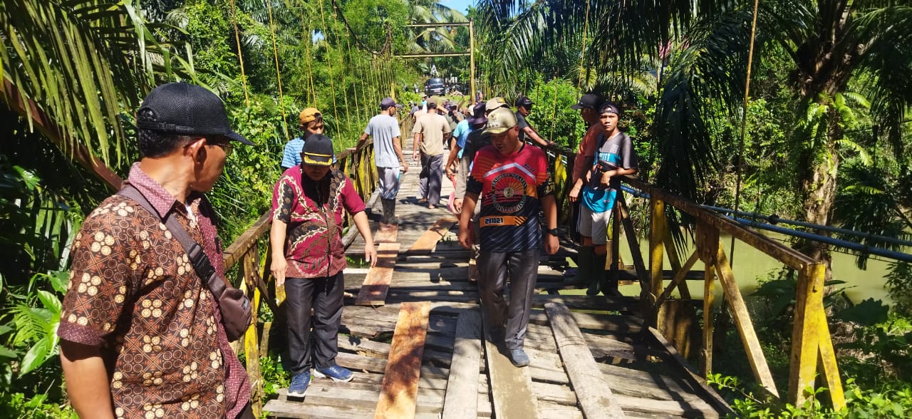 Masyarakat Sebilo Gotong Royong Perbaiki Jembatan