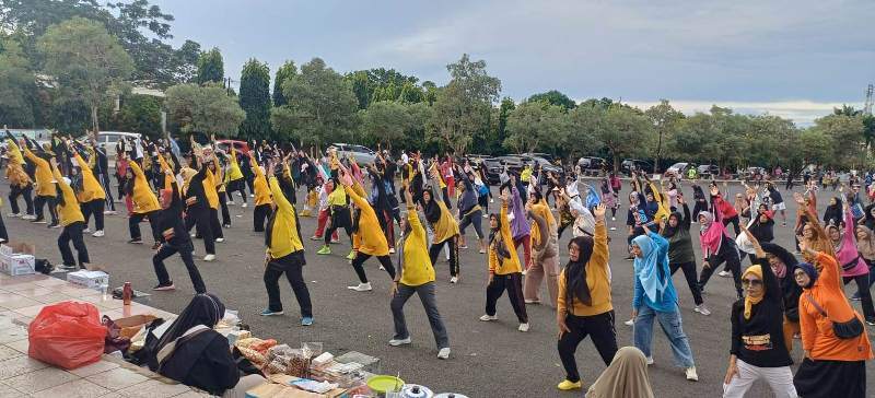 Meriah, Senam Sehat Kolaborasi Bundo Kanduang DPW IKM Bengkulu dan IKTD Padang Panjang  di Balai Buntar
