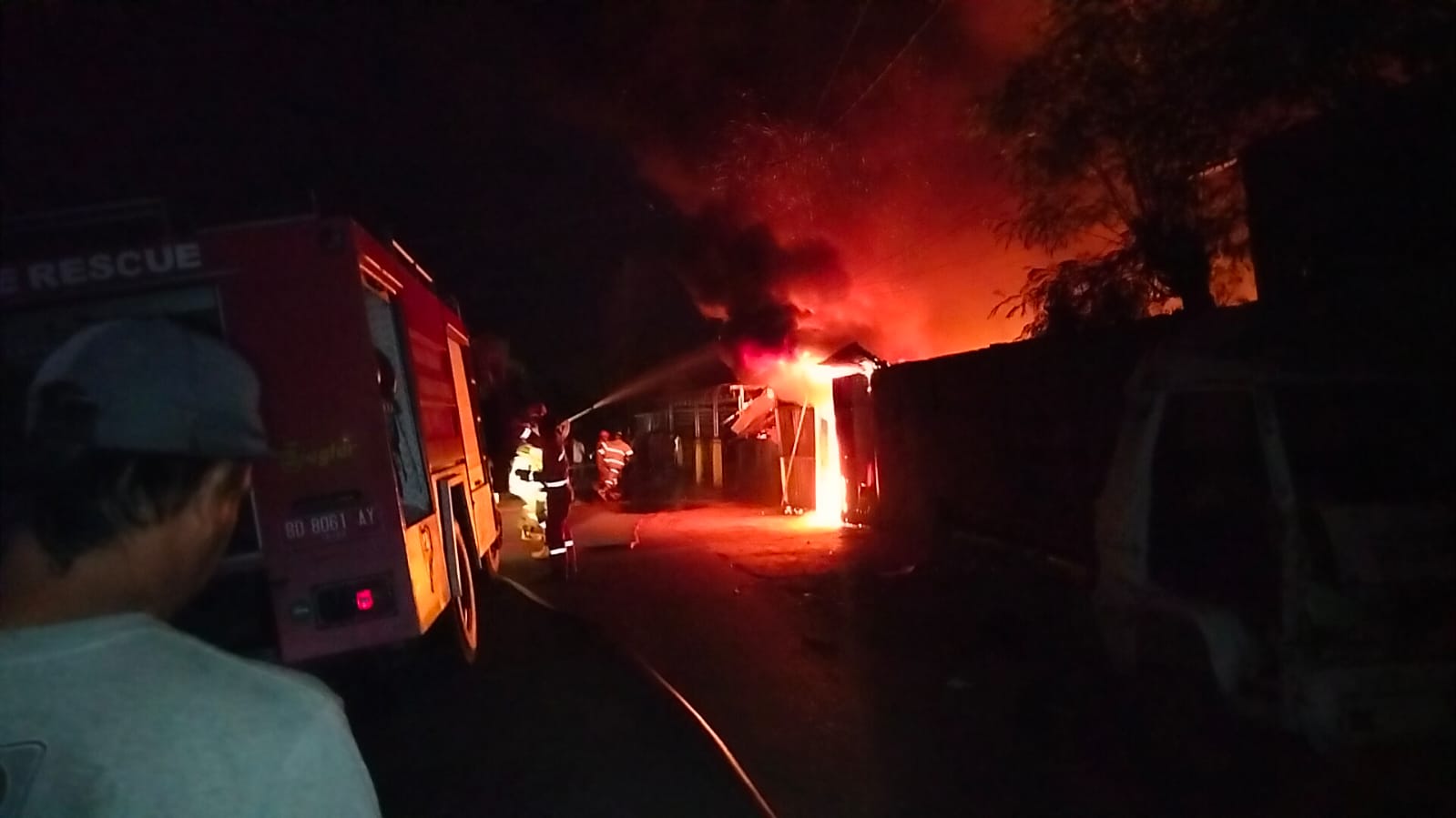 BREAKING NEWS: Pemilik Lagi di Palembang, Rumah dan 4 Mobil Ludes Terbakar