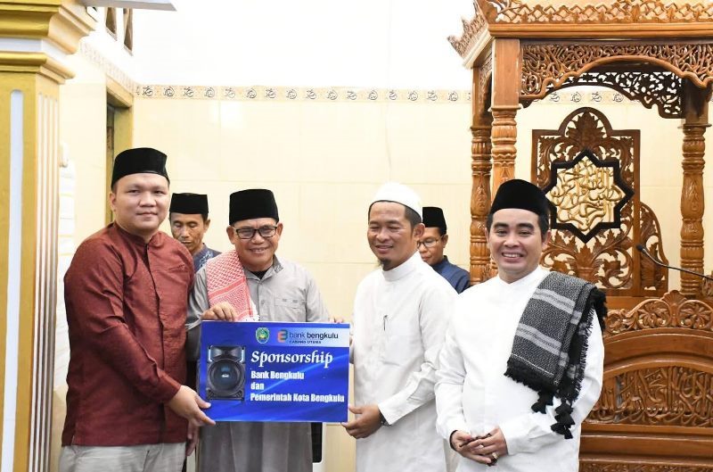  Pemkot Bengkulu Serahkan Bantuan di Masjid Nurul Iman 