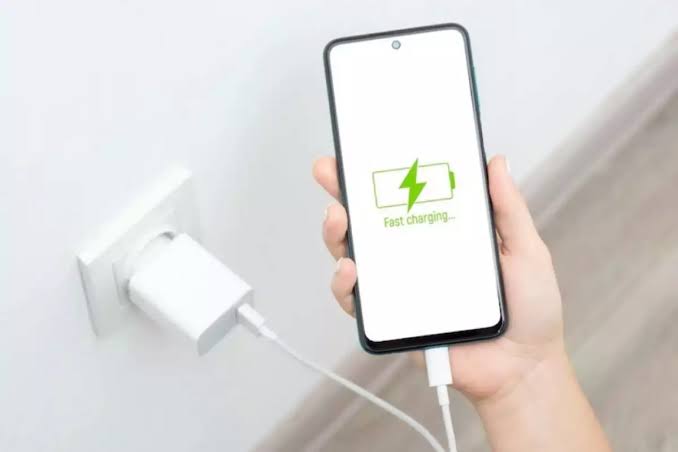 Tren Pengisian Daya Ponsel Super Cepat, Apakah Fitur Fast Charging 240W Aman untuk Penggunaan Jangka Panjang?