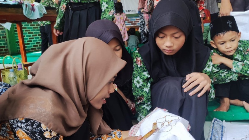 Wisata Literasi ke Kampung Batik