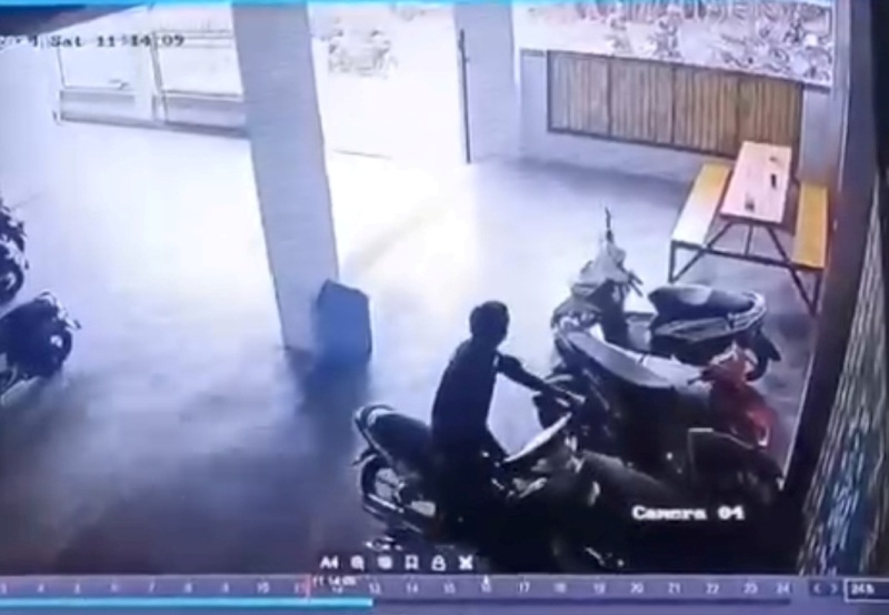 Tugas Polisi Makin Mudah,  Pelaku Aksi Pencuri Motor Guru Ngaji di Masjid Sudah Terekam CCTV