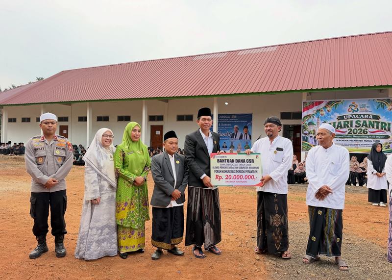 Hadiri Peringatan Hari Santri Nasional, Wakil Bupati Mukomuko Serahkan Bantuan CSR ke Pondok Pesantren