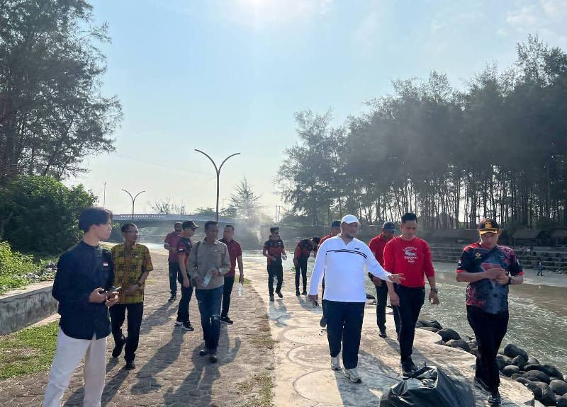 Wakil Walikota Bengkulu Bersama Direktur PT Doa Group Gotong Royong Bersihkan Pantai Panjang