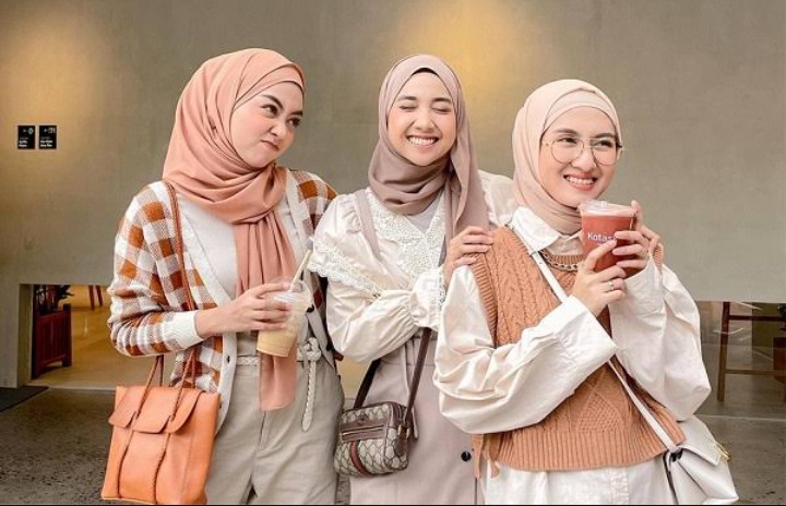 Tren Fashion Hijab 2024, Yuk Intip 3 Model Outdoor yang Bakal Populer!