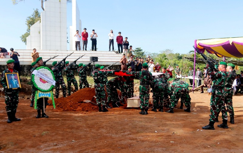 Pemindahan Jenazah Lettu Purn.Muhammad Ali Hanafiah di Makam Pahlawan Diwarnai Upacara Militer