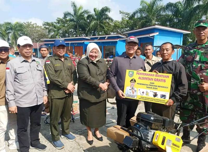 Gubernur Bengkulu Serahkan Bantuan Alsintan Untuk Kelompok Tani di Seluma 