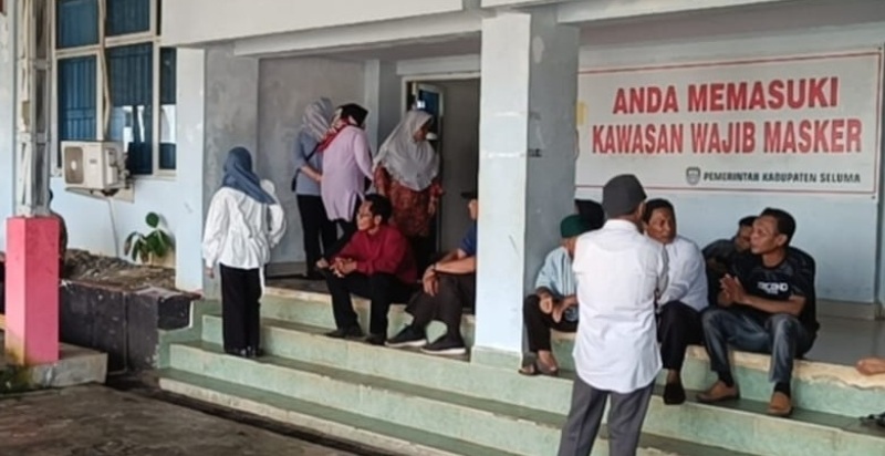 Warga dan Perangkat Desa Dusun Baru Geruduk Kantor Bupati Seluma