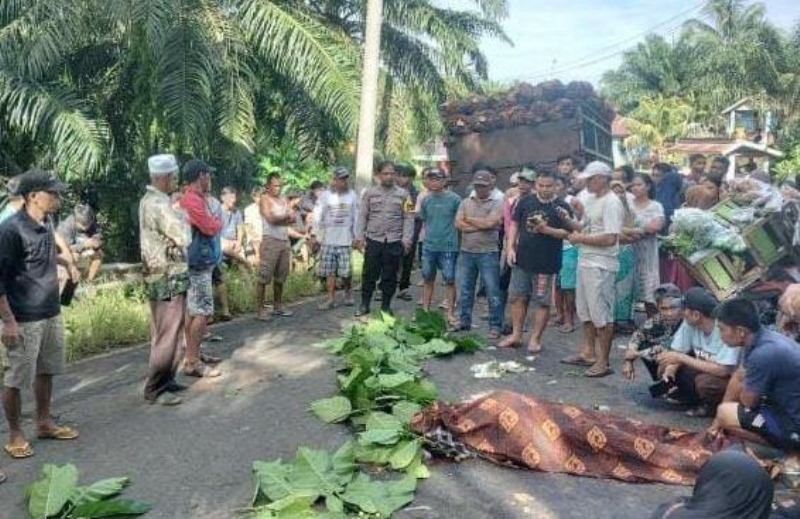  Pedagang Sayur Tewas Dilindas Truk Sawit di Desa Selolong