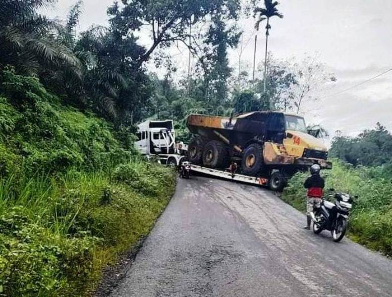 Silahkan Pilih  Alternatif,  Jalan Tengah Menuju Kota Arga Makmur Ditutup Total  