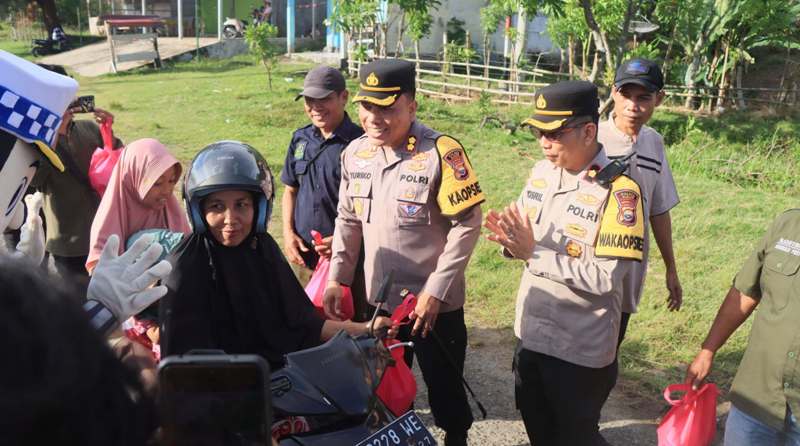 Peduli Masyarakat, Polres Kaur dan Awak Media Bagikan 150 Paket Takjil