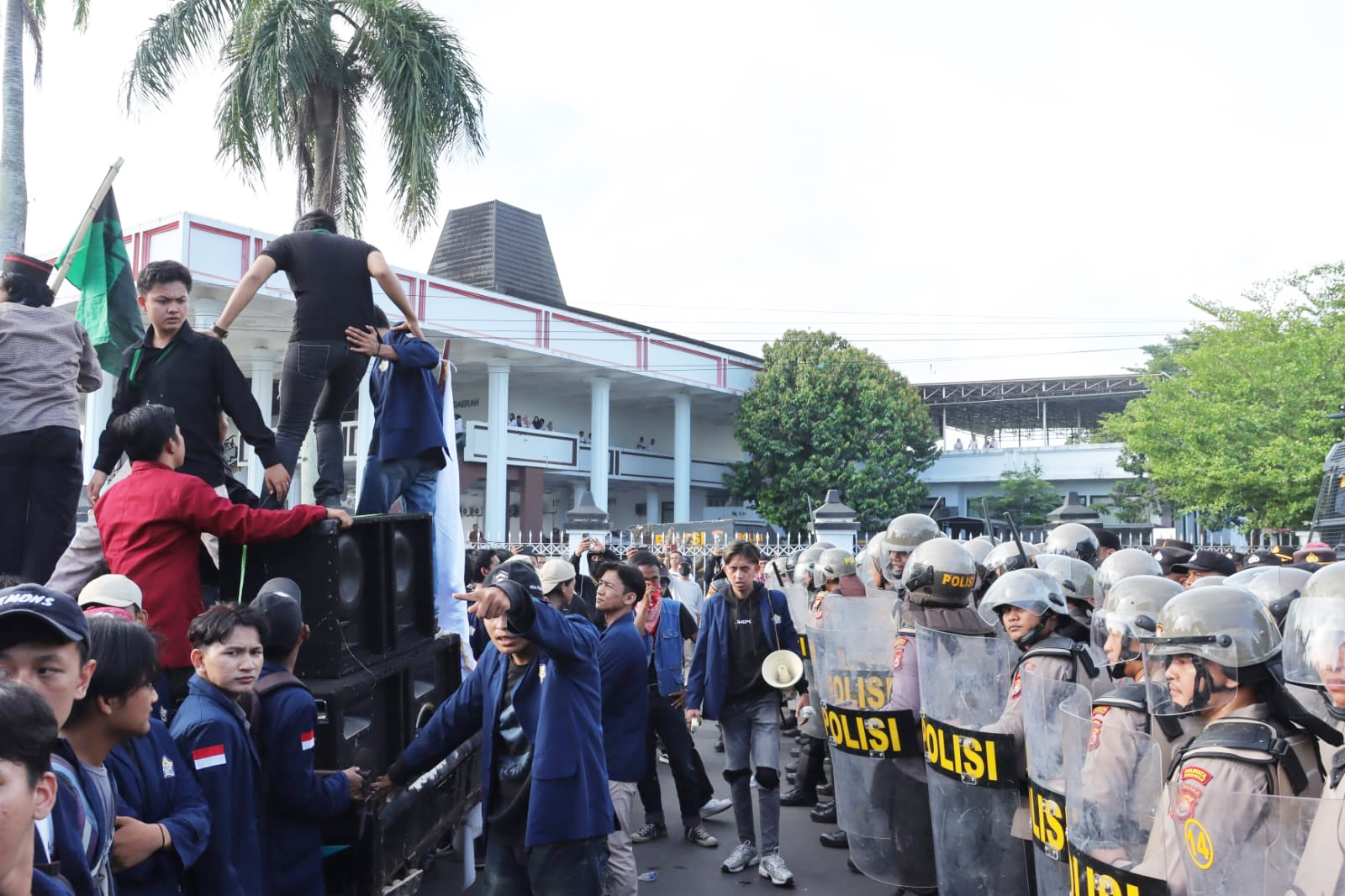 Ratusan Mahasiswa kecewa Sikap DPRD Provinsi Bengkulu