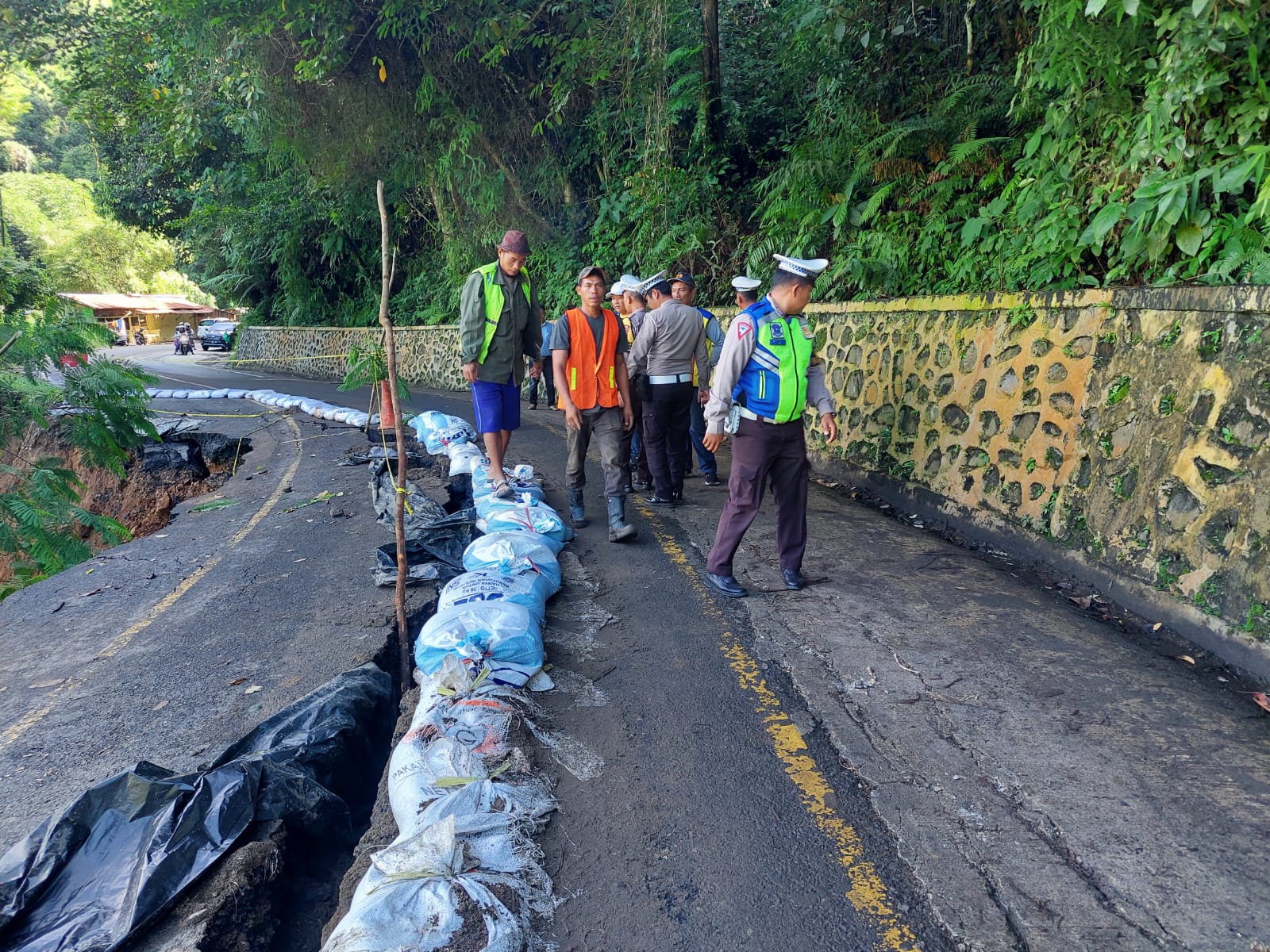 Jalan Lintas Nasional di Kabupaten Bengkulu Tengah Nyaris Putus, Kendaraan Berat Dilarang Lewat