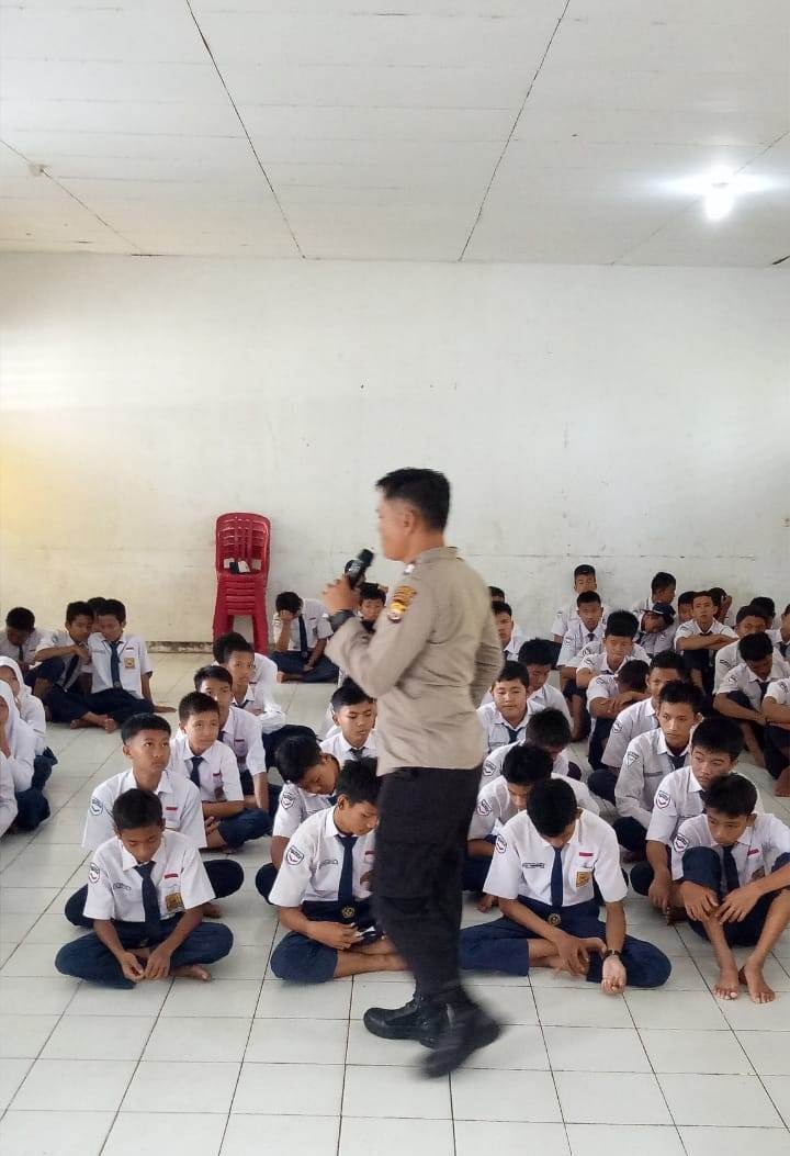Pelajar SMPN 10 Bengkulu Selatan Ramai-Ramai Datangi Kantor Desa Gindo Suli