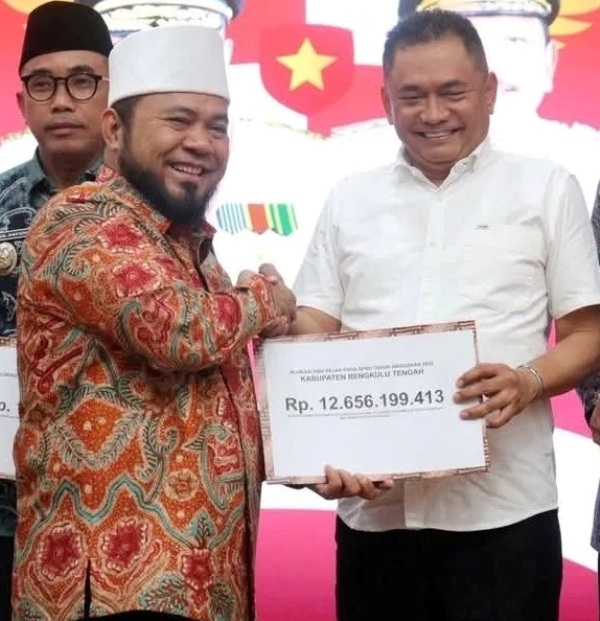 Bupati Bengkulu Tengah Terima Dana Bagi Hasil dari Gubernur Bengkulu  Rp 12.656.199.413