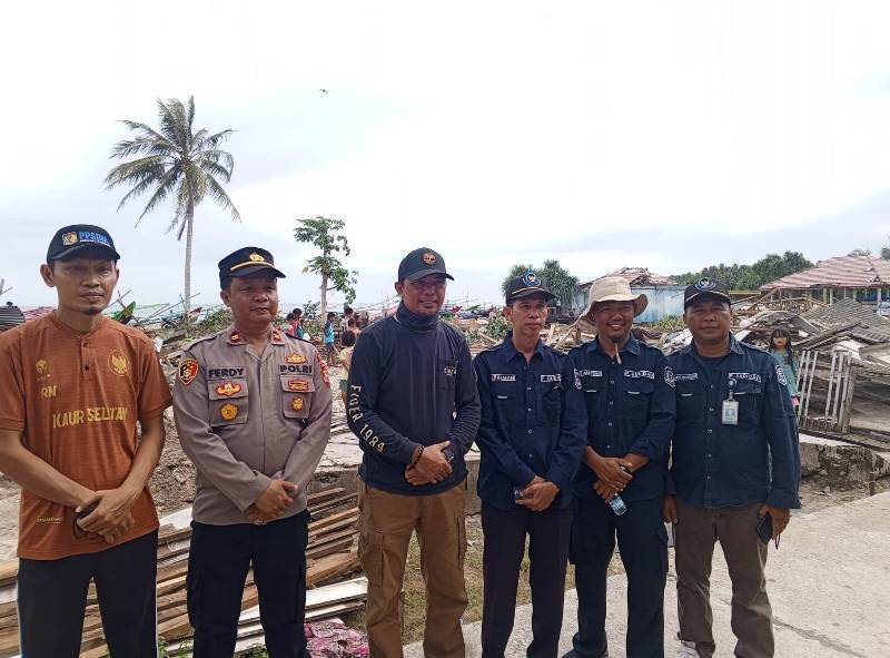 Warga Desa Pasar Lama Bongkar Rumah Demi Pembangunan Pelabuhan Perikanan Nusantara 