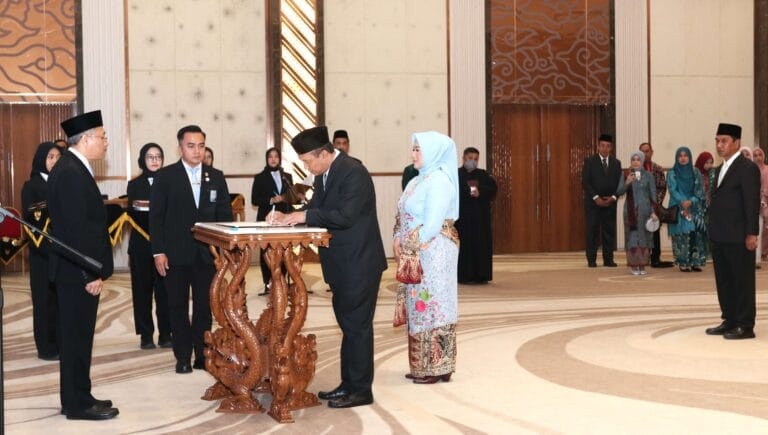 Dr. Indra Cahyadinata Resmi Jabat Rektor Unib: Kampus Daerah Melangkah Menjadi Kampus Dunia