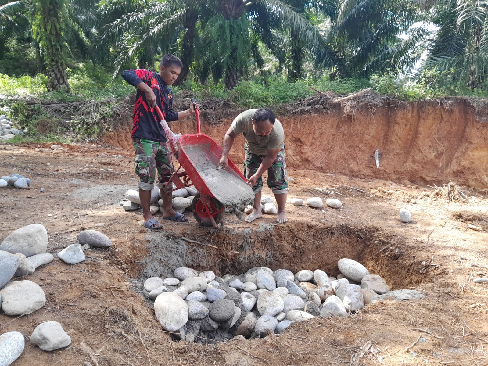 Satgas TMMD Ke-124 Kodim 0408/BS Bangun Pondasi Untuk Tugu Prasasti