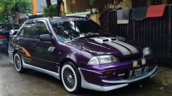 Mobil Suzuki Esteem Irit Bahan Bakar dan Bergaya Klasik