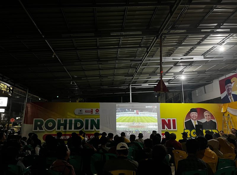 Meriah, Nobar Tim Nasional Indonesia VS Bahrain di Rumah Pemenangan Rohidin -Meriani