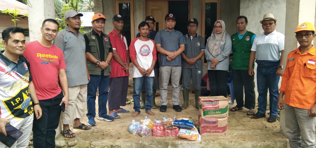 Angin Kencang, Rumah Warga Desa Sinar Jaya Kecamatan Air Manjunto Tertimpa Pohon Sawit 