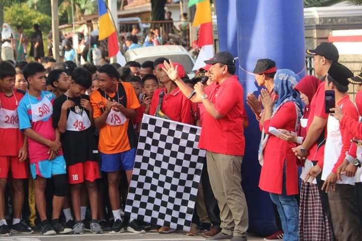 Didampingi Ketua TP PKK BU, Bupati Mian  Lepas Ratusan Peserta Lomba Lari 5 KM