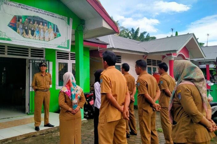 Kades Bintunan Pimpin Apel Pagi Bersama