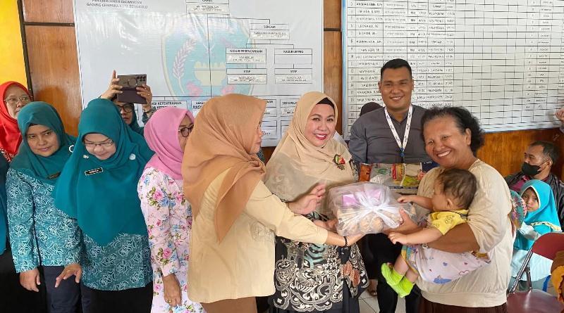 Ketua Tim Penggerak PKK Kota Bengkulu Berikan Bantuan Kepada  Keluarga Berisiko Stunting