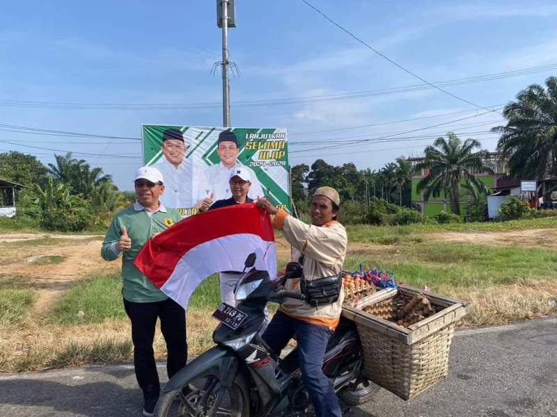 Di Simpang Enam Tais, Pemkab Seluma Bagikan Bendera Merah Putih Secara Gratis