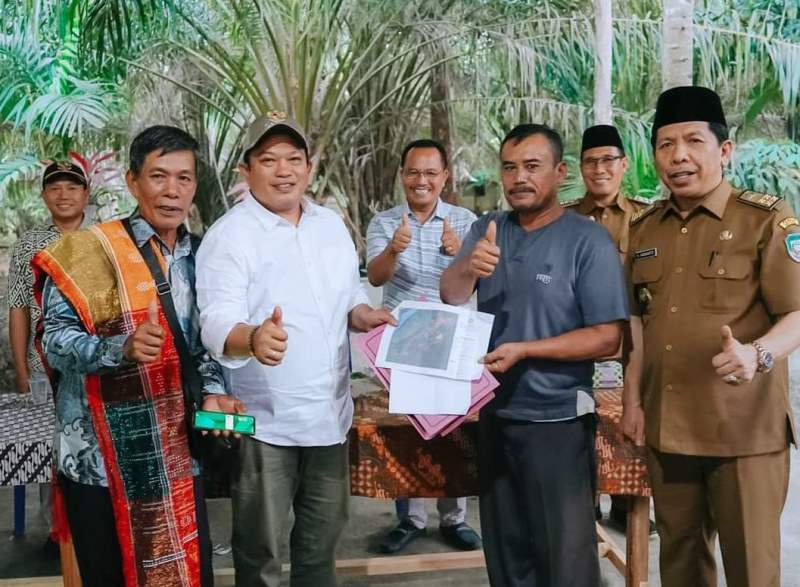 Terima Kasih, Bupati Seluma Serahkan Peta Lokasi Hibah Terpadu Pemakaman Umat Kristiani 