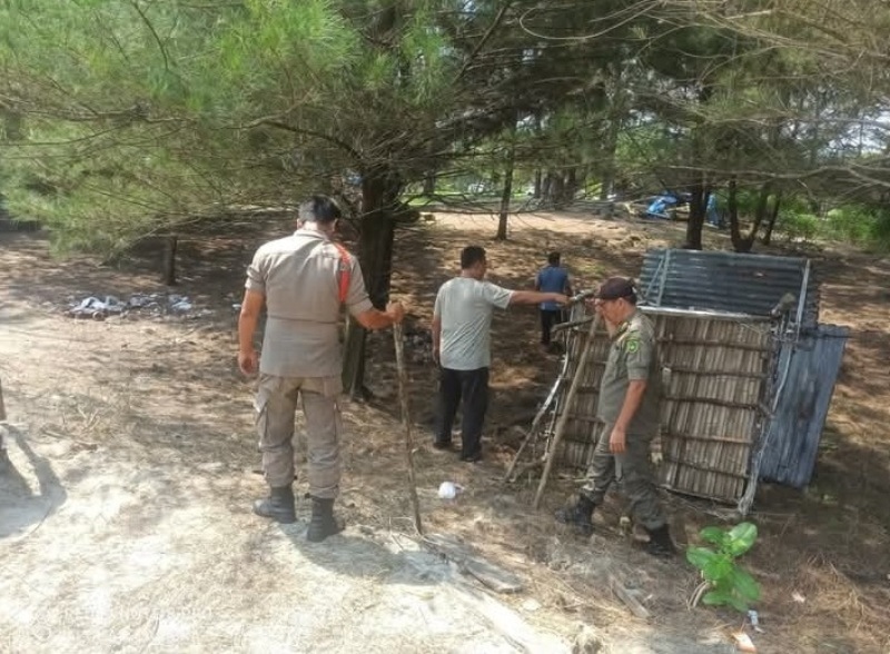 Pemkot Bengkulu Bongkar Lapak  Pedagang Pantai Panjang