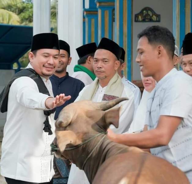 Wabup Arie Septia Shalat Idul Adha Bersama Warga Serumbung, Serahkan 2 Ekor Hewan Kurban