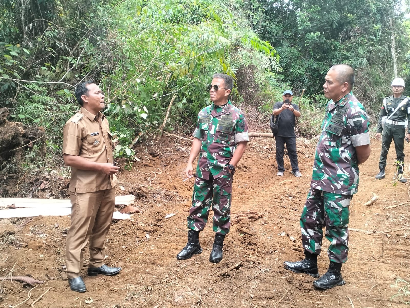 Pangdam II Sriwijaya Tinjau Pembangunan Jaringan Listrik dan Jalan di Tanjung Kemenyan Bengkulu Utara  