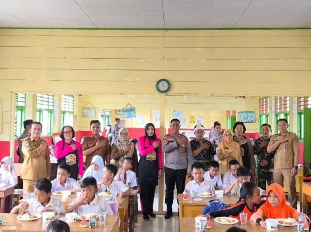 Disaksikan Camat, Polsek Enggano  Berikan Makanan Sehat dan   Bergizi Untuk Siswa SDN 51 Bengkulu Utara