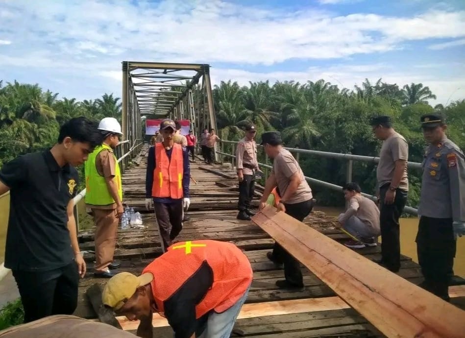 Polres Mukomuko Beserta Stakeholder Perbaiki Jembatan Lubuk Sanai